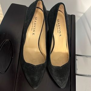 Marvin K. Suede black heels